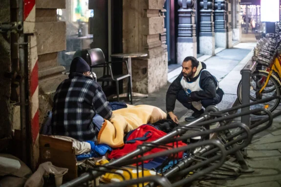 Volontario che parla con una persona senza dimora 